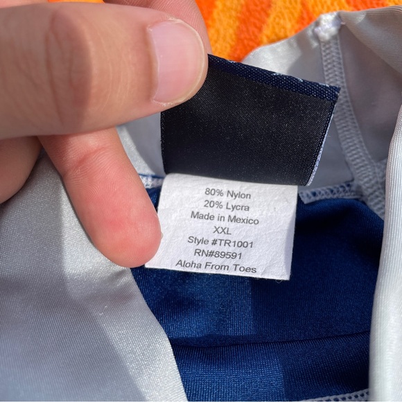 Toes on the Nose Rashguard - Picture 7 of 7